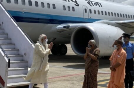 प्रधानमंत्री मोदी पहुंचे वाराणसी, राज्यपाल, मुख्यमंत्री योगी ने की अगवानी