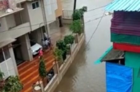 मुंबई में भारी बारिश, लोकल ट्रेन सेवा प्रभावित