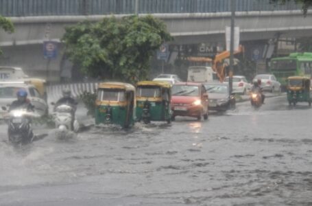 बारिश से दिल्ली में जलजमाव, ट्रैफिक जाम