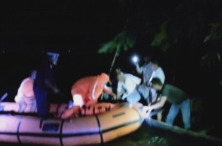 बिहार: एनडीआरएफ की टीम ने गंडक नदी में फंसे 15 लोगों की बचाई जान
