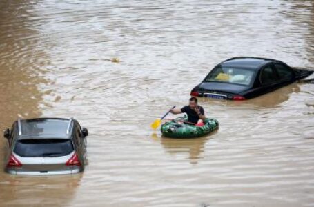 चीन में बाढ़ से हजारों लोगो हुए बेघर, मूसलाधार बारिश के कारण स्टेशन और सड़कें जलमग्न