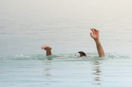 लकड़ी के लट्ठे से चिपकी यूपी की महिला, 16 घंटे तक तैरती रही