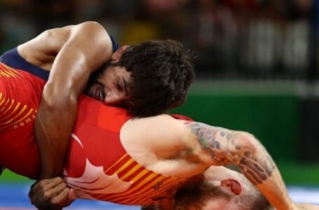 ओलंपिक (कुश्ती) : ईरानी प्रतिद्वंद्वी को पटक कर सेमीफाइनल में पहुंचे बजरंग