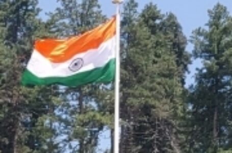 जम्मू-कश्मीर के गुलमर्ग में सेना ने फहराया 100 फीट ऊंचा तिरंगा