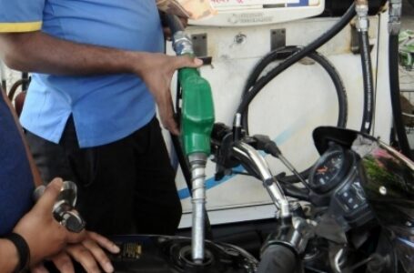 वैश्विक तेल की कीमतों में आसानी के रूप में ओएमसी ईंधन दरों को अपरिवर्तित रखा