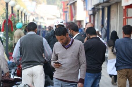 कश्मीर में मोबाइल फोन, ब्रॉडबैंड सेवा बहाल