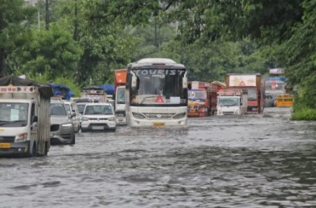दिल्ली एयरपोर्ट से निकली यात्रियों से भरी बस पानी में फंसी, दमकल कर्मियों ने यात्रियों को सुरक्षित निकाला