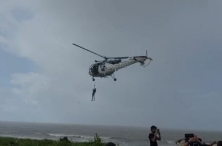 महाराष्ट्र : चट्टानों में फंसी नौका के क्रू-मेंबर को 30 घंटे बाद बचाया गया