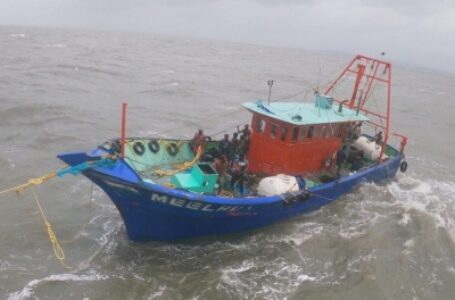 ‘श्रीलंकाई नौसेना ने भारतीय मछुआरों पर किया हमला, क्षतिग्रस्त हुई 25 नौकाएं’