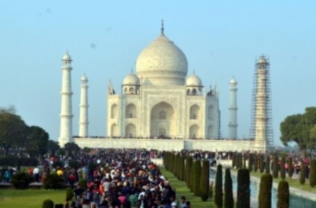 ताजमहल में पर्यटकों की बढ़ोतरी से पर्यटन क्षेत्र में खुशी