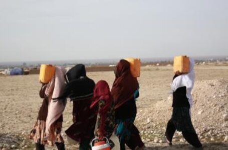 अफगानिस्तान में हथियारों के बदले में बाल विवाह के कारण गरीबी