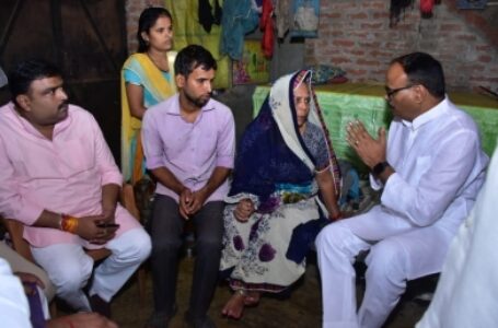 लखीमपुर में मारे गए भाजपा कार्यकर्ताओं के घर पहुंचे योगी सरकार के कानून मंत्री