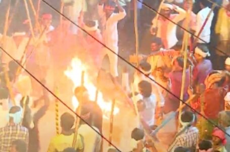 आंध्र प्रदेश में पारंपरिक ‘लाठी लड़ाई’ के दौरान दर्जनों घायल