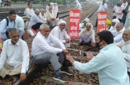 पंजाब, हरियाणा में रेल पटरियों पर बैठे प्रदर्शनकारी, यात्री परेशान