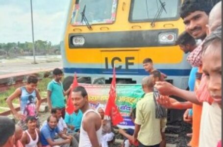 लखीमपुर हिंसा: किसान हरियाणा, बिहार और कर्नाटक में रेल पटरियों पर बैठे, 30 जगहों पर रेल सेवा प्रभावित