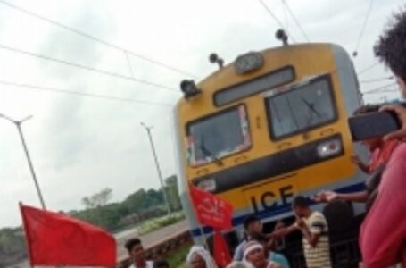 लखीमपुर हिंसा: किसानों का ‘रेल रोको आंदोलन’, गाजियाबाद के मोदीनगर रेलवे स्टेशन पर मालगाड़ी रोकी
