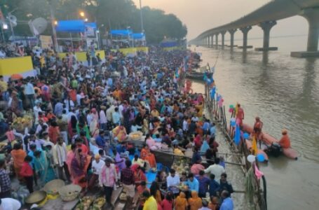 बिहार: छठ पर व्रतियों ने अस्ताचलगामी सूर्य को दिया अघ्र्य