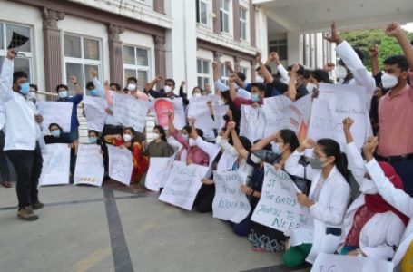 कोविड जोखिम भत्ते के लिए अनिश्चितकालीन विरोध पर कर्नाटक के डॉक्टर