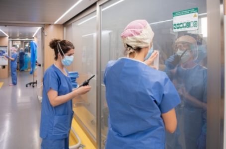 अन्य वेरिएंट के मुकाबले ओमिक्रॉन संक्रमितों को अस्पताल में भर्ती होने करने का जोखिम कम : रिपोर्ट