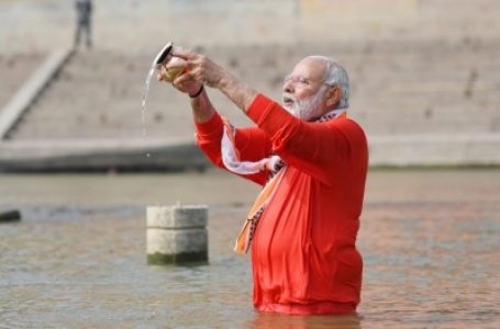 काशी कॉरिडोर का लोकार्पण: प्रधानमंत्री ने लगाई गंगा में डुबकी, जल लेकर पहुंचे बाबा के धाम