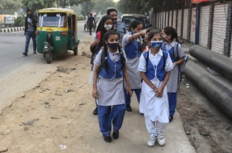 वायु प्रदूषण में स्कूलों को खोलने पर सुप्रीम कोर्ट ने दिल्ली सरकार को लगाई फटकार, कहा- ‘माता-पिता वर्क फ्रॉम होम कर रहे और बच्चे स्कूल जा रहे’