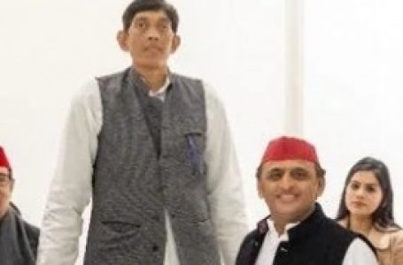 यूपी चुनाव: भारत का सबसे लंबा आदमी सपा में शामिल