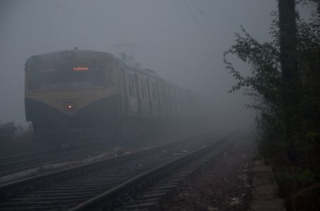 कोहरे के चलते रेलगाड़ियां साढ़े चार घण्टे तक लेट, दिल्ली पहुँचने वाली 24 ट्रेनें निर्धारित समय से लेट