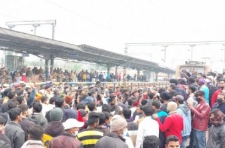 बिहार: दूसरे दिन भी रेलवे ट्रैक पर उतरे छात्र, कई ट्रेनों के मार्ग में बदलाव