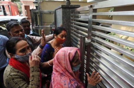 नई दिल्ली: यूक्रेन में फंसे भारतीय छात्रों के परिजन दूतावास के बाहर मौजूद, अधिकारियों से मांगी मदद