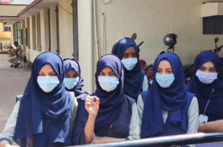 कर्नाटक में एक और कॉलेज के प्रवेश द्वार पर हिजाब पहने छात्राओं को रोका