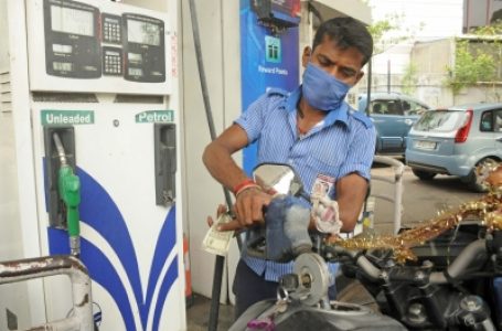महंगाई की मार : लगातार दूसरे दिन फिर बढ़े पेट्रोल, डीजल के दाम