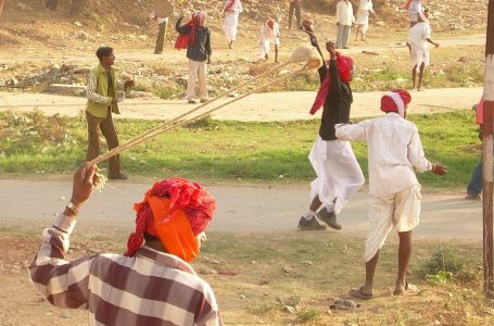 राजस्थान के डूंगरपुर जिले के भीलूड़ा गाँव में पत्थरों से होली खेलने की अनूठी परम्परा