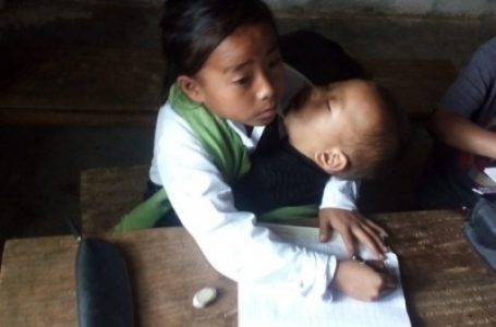 मणिपुर : 10 साल की बच्ची अपनी बहन को गोद में लेकर जाती है स्कूल