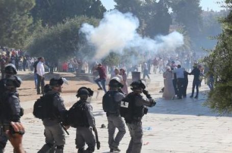 यरुशलम के दरगाह पर जुमे की नमाज के बाद फिलिस्तीनियों और इजरायली पुलिस के बीच संघर्ष फिर से शुरू