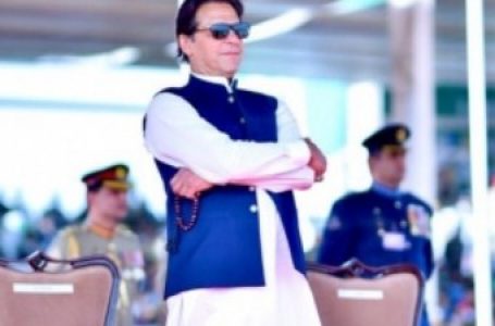 इमरान खान का राजनीतिक भविष्य धागे से लटका