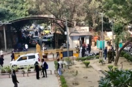 दिल्ली के रोहिणी कोर्ट के बाहर गार्ड ने की गोलीबारी, 2 घायल