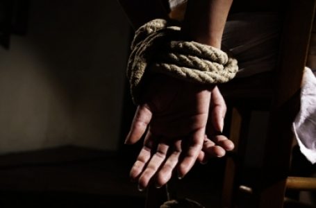 सेवानिवृत्त पुलिस इंस्टपेक्टर और उसके भाई ने मां को 10 सालों तक घर में बंद रखा