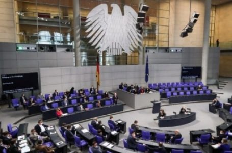 जर्मन संसद ने यूक्रेन को भारी हथियार भेजने की मंजूरी दी