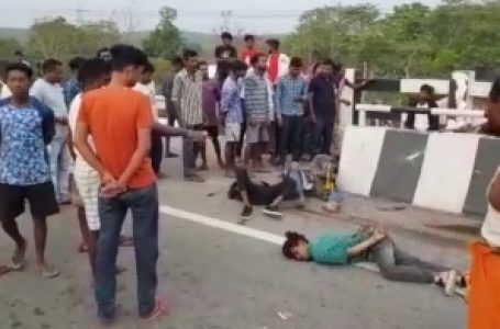 जमशेदपुर के पास सड़क की रेलिंग से टकराई वैन, चार की मौत