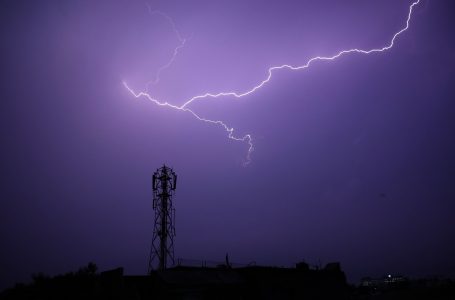 यूपी में आसमानी बिजली गिरने से 17 लोगों की मौत