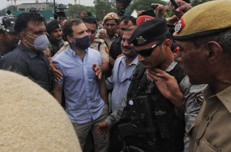 धरने पर बैठे राहुल गांधी को पुलिस ने हिरासत में लिया