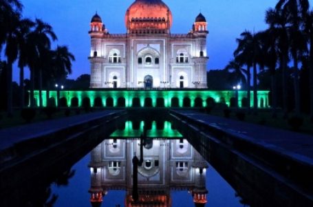 स्वतंत्रता दिवस : देशभक्ति के जोश में डूबी दिल्ली, तिरंगे से जगमगाती प्रतिष्ठित इमारतें