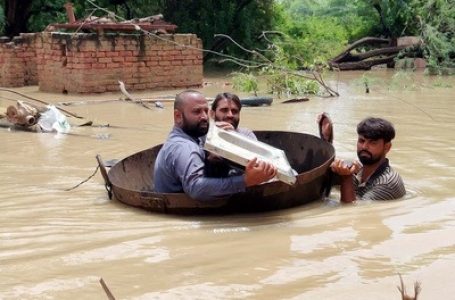 पाकिस्तान में हालात बदतर, बाढ़ से 1,000 से अधिक लोगों की गई जान, बड़े राजमार्ग, पुल बहे