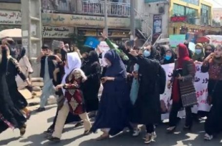 काबुल में तालिबान ने फायरिंग की, महिला प्रदर्शनकारियों को पीटा