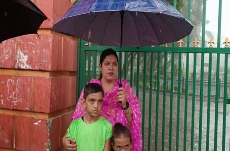 ग्रेड पे विवाद: भारी बारिश में धरने पर बैठी सस्पेंड पुलिसकर्मी की पत्नी, बच्चों के साथ आत्मदाह की दी धमकी