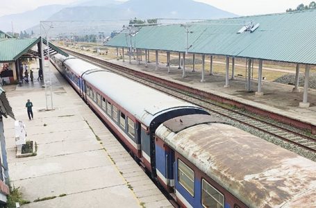 गांधी जयंती पर कश्मीर को मिलेगी पहली इलेक्ट्रिक ट्रेन