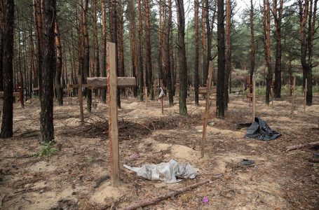 यूक्रेन : इजियम शहर के पास कब्रों से निकाले गए 440 से ज्यादा शव