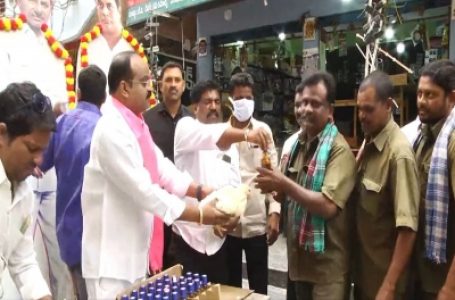 टीआरएस नेता ने राष्ट्रीय पार्टी के शुभारंभ का जश्न मनाते हुए मुर्गा, शराब का वितरण किया