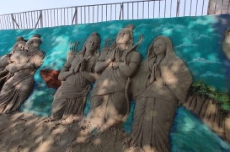 अयोध्या दीपोत्सव : रेत पर उकेर जीवंत किये जा रहे रामायण कालीन प्रसंग