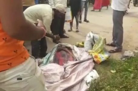 कर्नाटक: परिवहन का खर्च वहन करने में असमर्थ व्यक्ति ने पत्नी के शव को कंधे पर उठाया
